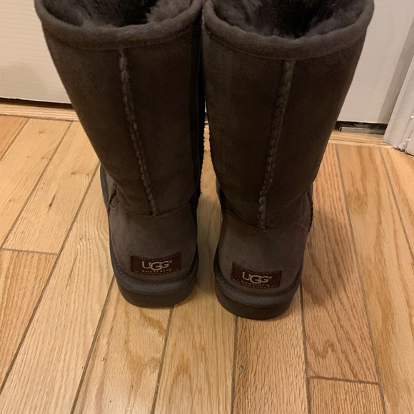 Authentic Ugg classic boots. Nearly new!! - Picture 2 of 4